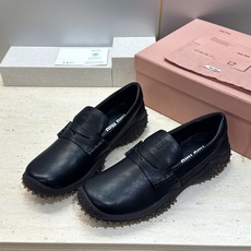 Miumiu 2026春夏新款复古时尚擦色休闲女皮鞋 缪缪字母logo皮带扣厚底方头一脚蹬乐福鞋 材质:鞋面进口小牛皮+ Miumiu 2026春夏新款复古时尚擦色休闲女皮鞋 缪缪字母logo皮带扣厚底方头一脚蹬乐福鞋 材质:鞋面进口小牛皮+