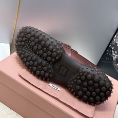 Miumiu 2026春夏新款复古时尚擦色休闲女皮鞋 缪缪字母logo皮带扣厚底方头一脚蹬乐福鞋 材质:鞋面进口小牛皮+ Miumiu 2026春夏新款复古时尚擦色休闲女皮鞋 缪缪字母logo皮带扣厚底方头一脚蹬乐福鞋 材质:鞋面进口小牛皮+
