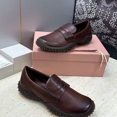 Miumiu 2026春夏新款复古时尚擦色休闲女皮鞋 缪缪字母logo皮带扣厚底方头一脚蹬乐福鞋 材质:鞋面进口小牛皮+ Miumiu 2026春夏新款复古时尚擦色休闲女皮鞋 缪缪字母logo皮带扣厚底方头一脚蹬乐福鞋 材质:鞋面进口小牛皮+