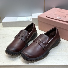 Miumiu 2026春夏新款复古时尚擦色休闲女皮鞋 缪缪字母logo皮带扣厚底方头一脚蹬乐福鞋 材质:鞋面进口小牛皮+ Miumiu 2026春夏新款复古时尚擦色休闲女皮鞋 缪缪字母logo皮带扣厚底方头一脚蹬乐福鞋 材质:鞋面进口小牛皮+