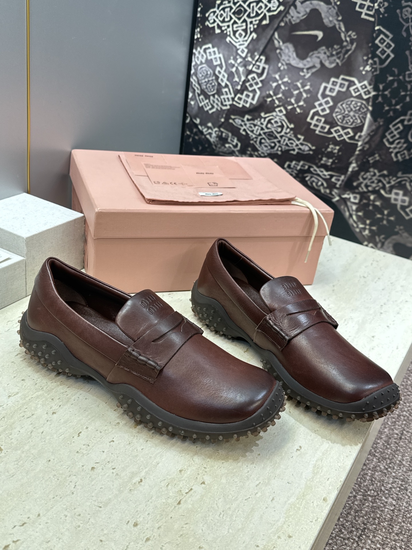 Miumiu 2026春夏新款复古时尚擦色休闲女皮鞋 缪缪字母logo皮带扣厚底方头一脚蹬乐福鞋 材质:鞋面进口小牛皮+