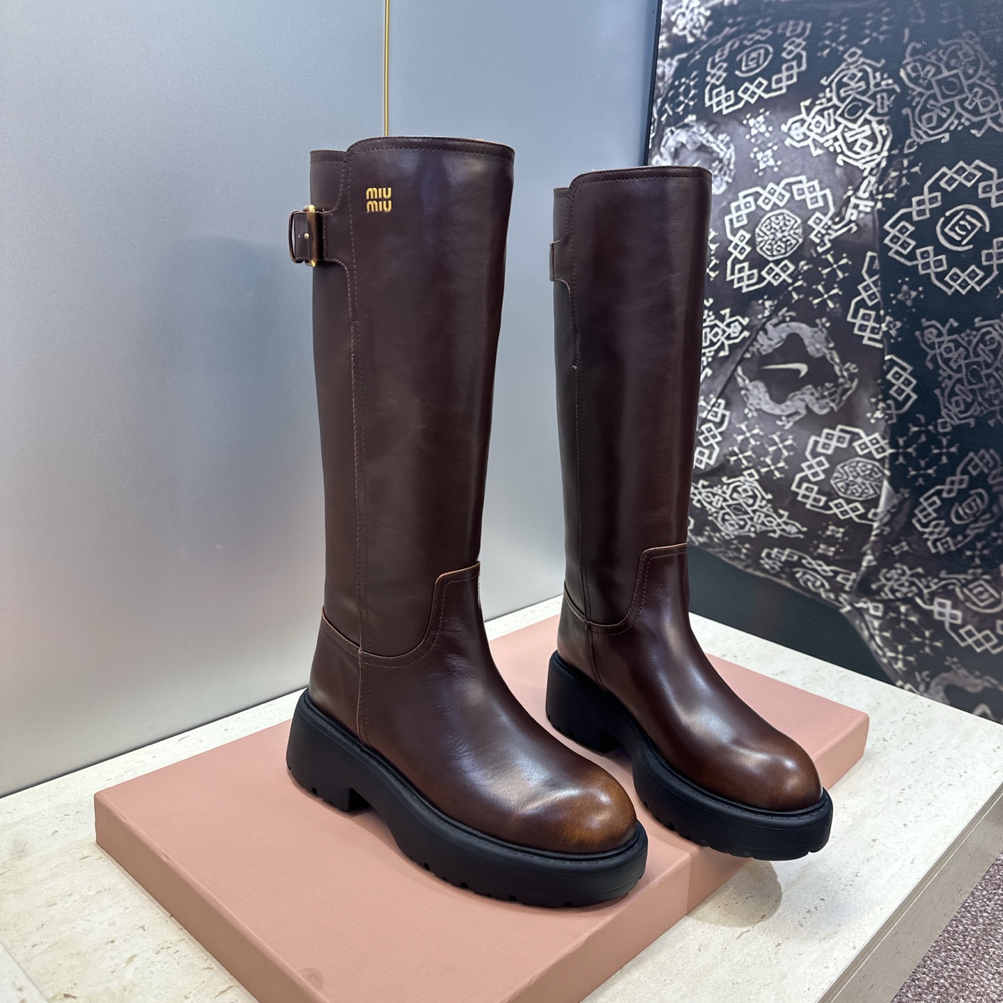 Miumiu 2026 秋冬高定系列走秀新款高筒及膝女长靴 缪缪字母logo五金皮带扣厚底低跟圆头复古擦色一脚蹬机车骑士