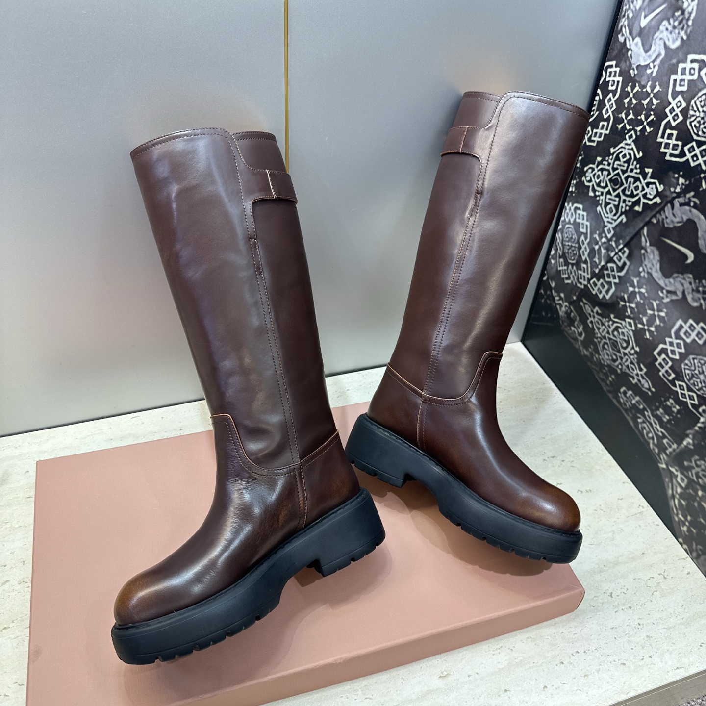 Miumiu 2026 秋冬高定系列走秀新款高筒及膝女长靴 缪缪字母logo五金皮带扣厚底低跟圆头复古擦色一脚蹬机车骑士