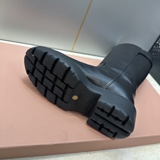 Miumiu 2026 秋冬高定系列走秀新款高筒及膝女长靴 缪缪字母logo五金皮带扣厚底低跟圆头复古擦色一脚蹬机车骑士 Miumiu 2026 秋冬高定系列走秀新款高筒及膝女长靴 缪缪字母logo五金皮带扣厚底低跟圆头复古擦色一脚蹬机车骑士