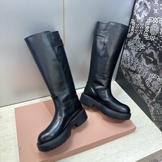 Miumiu 2026 秋冬高定系列走秀新款高筒及膝女长靴 缪缪字母logo五金皮带扣厚底低跟圆头复古擦色一脚蹬机车骑士 Miumiu 2026 秋冬高定系列走秀新款高筒及膝女长靴 缪缪字母logo五金皮带扣厚底低跟圆头复古擦色一脚蹬机车骑士