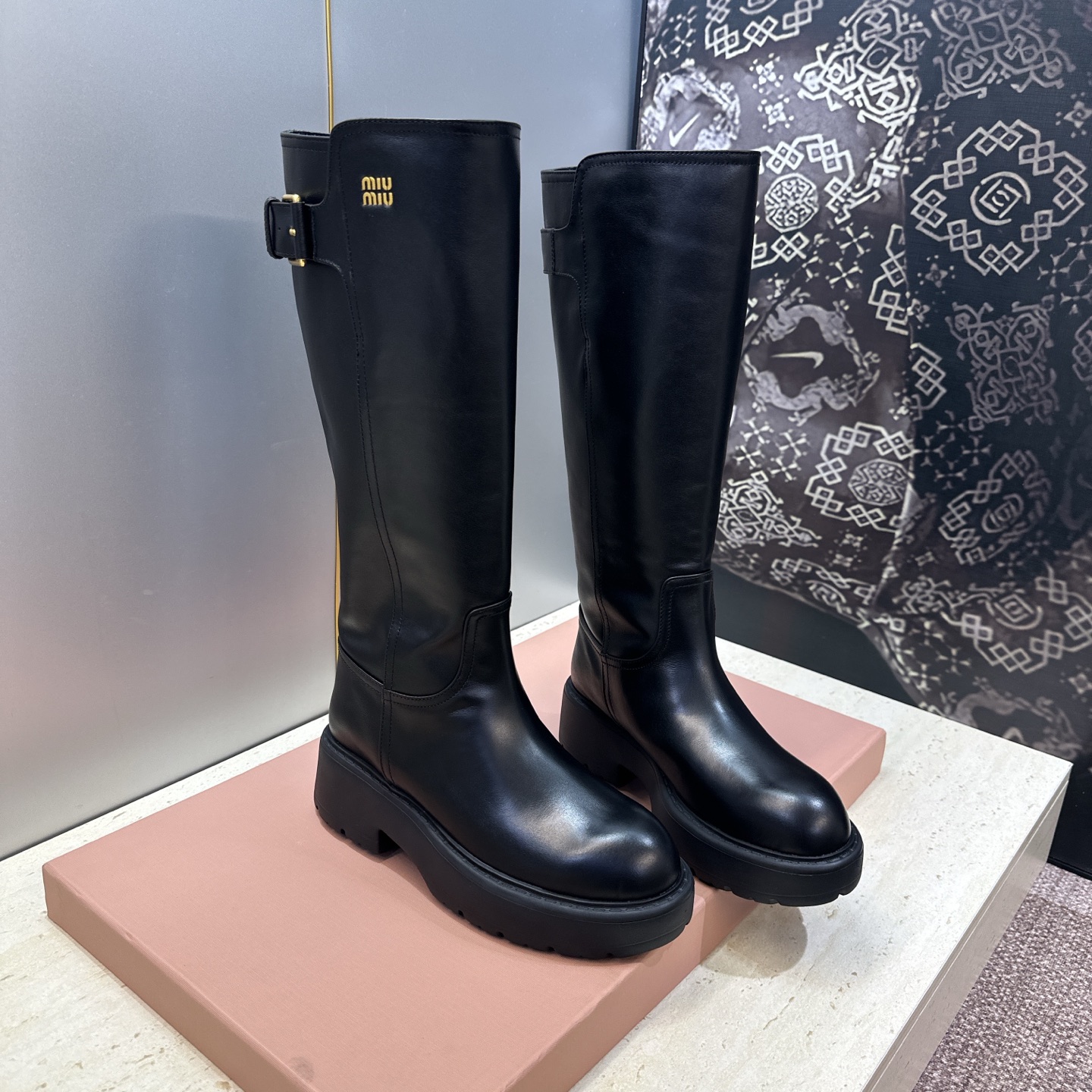 Miumiu 2026 秋冬高定系列走秀新款高筒及膝女长靴 缪缪字母logo五金皮带扣厚底低跟圆头复古擦色一脚蹬机车骑士