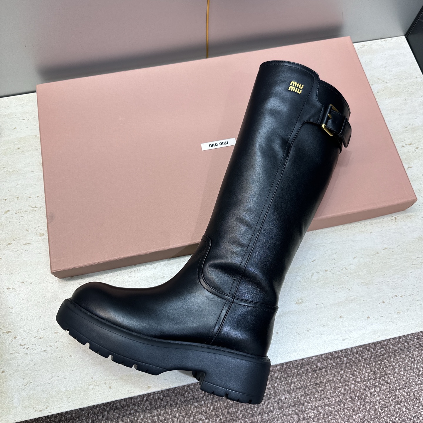 Miumiu 2026 秋冬高定系列走秀新款高筒及膝女长靴 缪缪字母logo五金皮带扣厚底低跟圆头复古擦色一脚蹬机车骑士 Miumiu 2026 秋冬高定系列走秀新款高筒及膝女长靴 缪缪字母logo五金皮带扣厚底低跟圆头复古擦色一脚蹬机车骑士