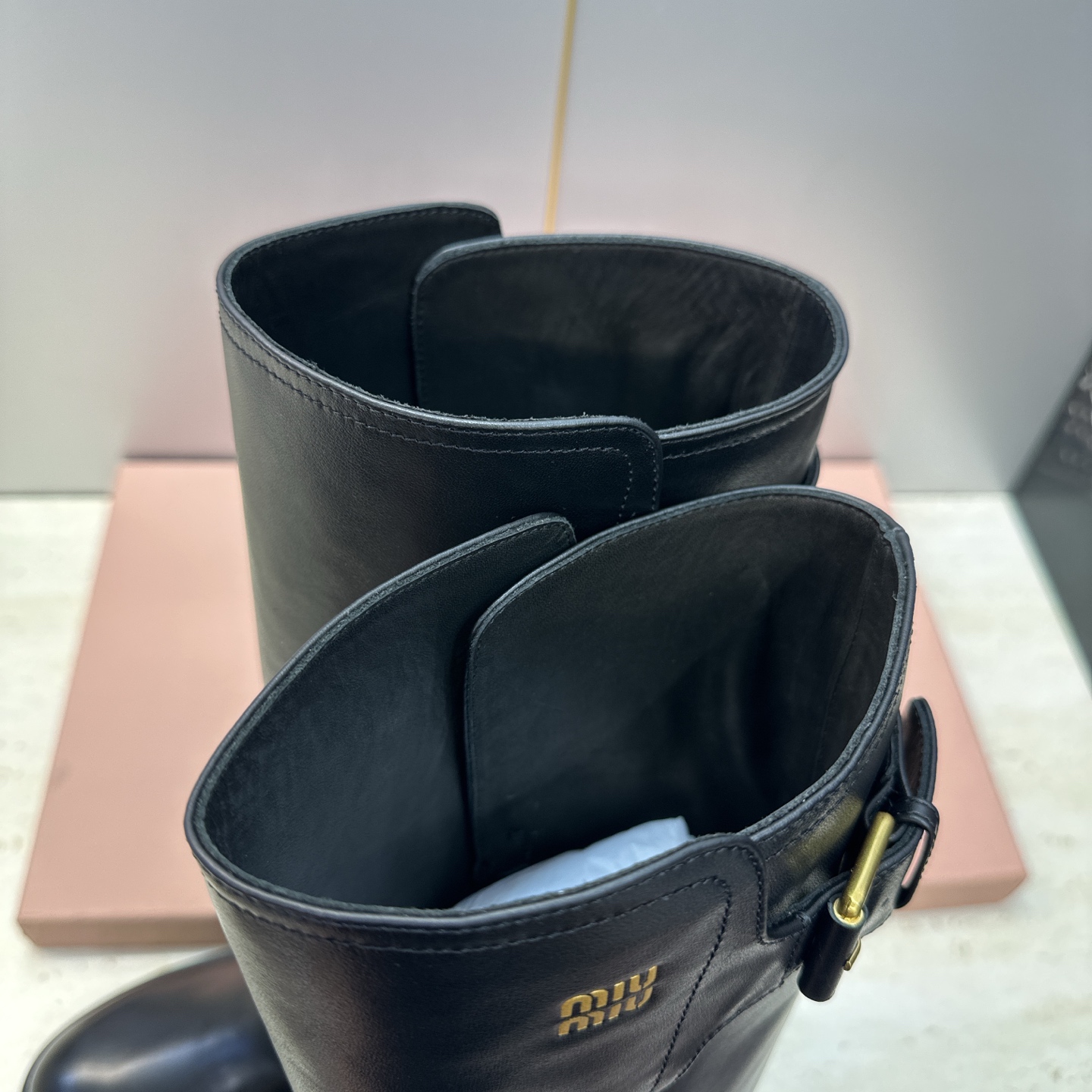 Miumiu 2026 秋冬高定系列走秀新款高筒及膝女长靴 缪缪字母logo五金皮带扣厚底低跟圆头复古擦色一脚蹬机车骑士 Miumiu 2026 秋冬高定系列走秀新款高筒及膝女长靴 缪缪字母logo五金皮带扣厚底低跟圆头复古擦色一脚蹬机车骑士