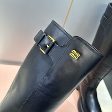 Miumiu 2026 秋冬高定系列走秀新款高筒及膝女长靴 缪缪字母logo五金皮带扣厚底低跟圆头复古擦色一脚蹬机车骑士 Miumiu 2026 秋冬高定系列走秀新款高筒及膝女长靴 缪缪字母logo五金皮带扣厚底低跟圆头复古擦色一脚蹬机车骑士