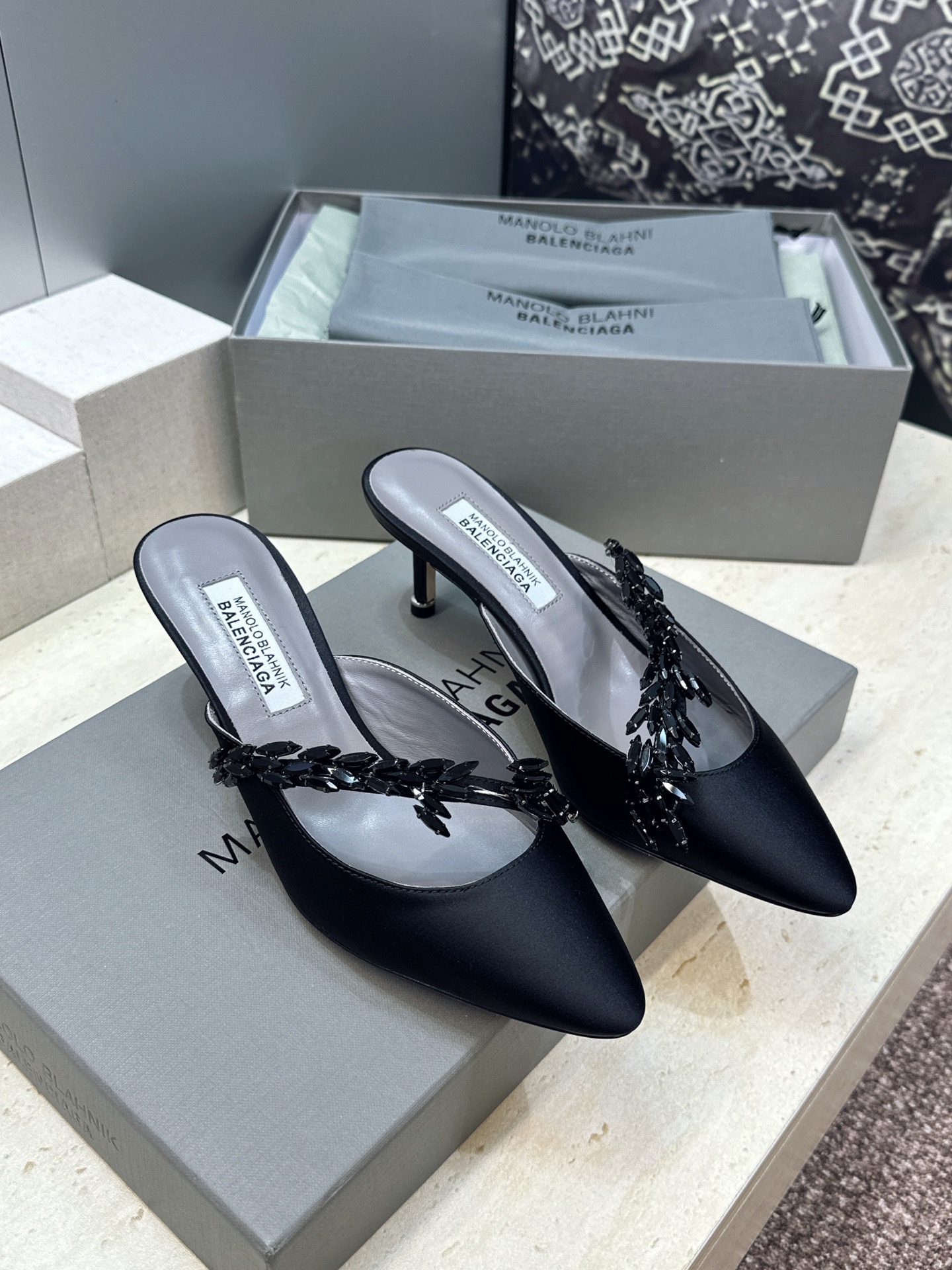 Balenciaga 巴黎世家x MANOLO BLAHNlK 2026春夏联名新款中跟女鞋  MB字母logo尖头水钻
