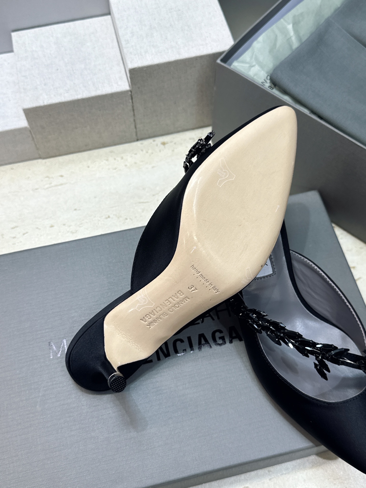 Balenciaga 巴黎世家x MANOLO BLAHNlK 2026春夏联名新款中跟女鞋  MB字母logo尖头水钻