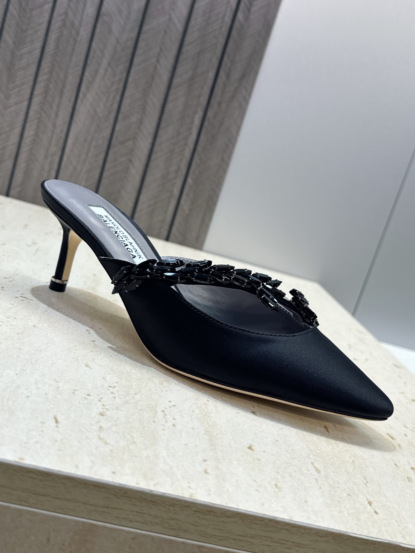 Balenciaga 巴黎世家x MANOLO BLAHNlK 2026春夏联名新款中跟女鞋  MB字母logo尖头水钻