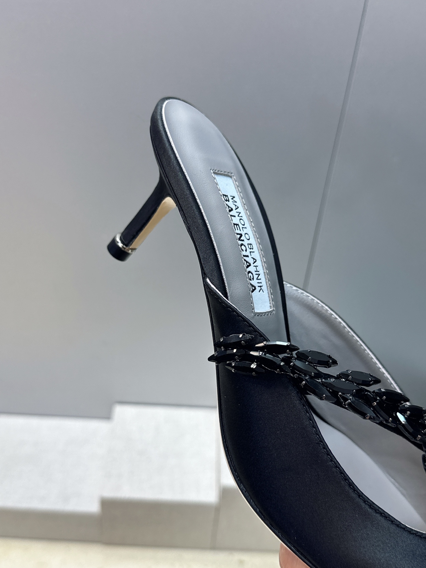 Balenciaga 巴黎世家x MANOLO BLAHNlK 2026春夏联名新款中跟女鞋  MB字母logo尖头水钻