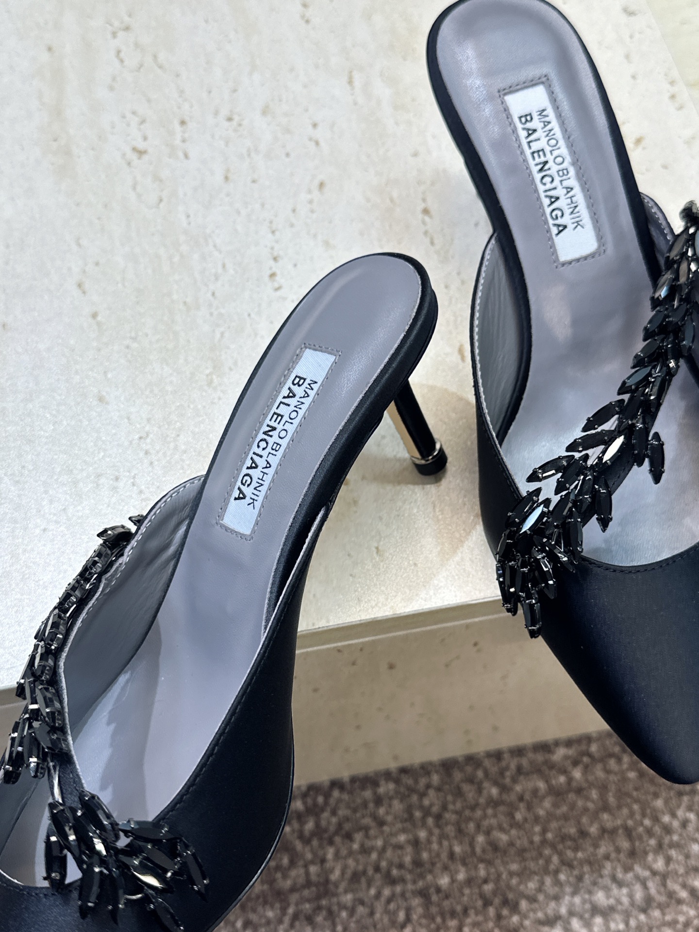 Balenciaga 巴黎世家x MANOLO BLAHNlK 2026春夏联名新款中跟女鞋  MB字母logo尖头水钻