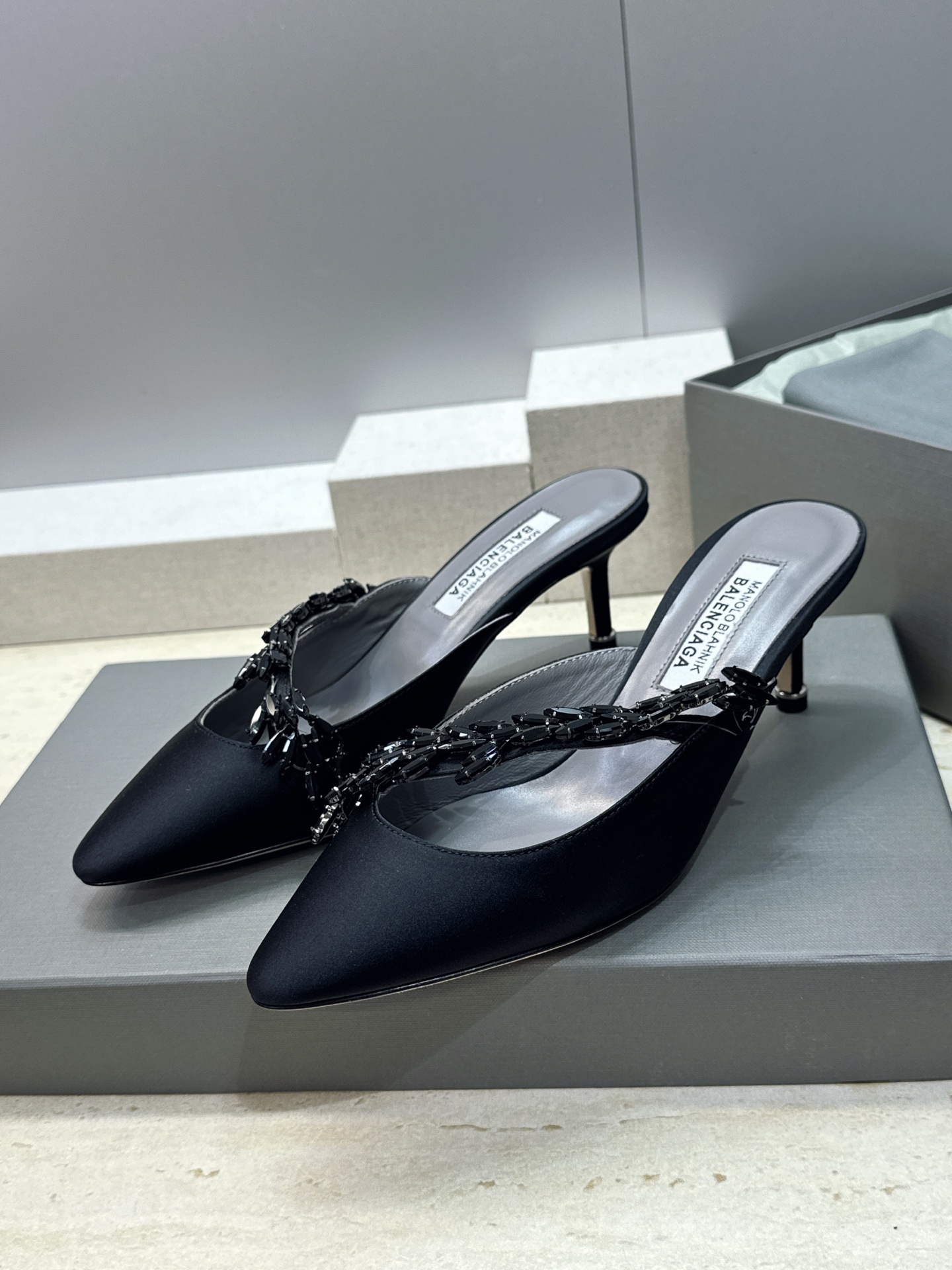 Balenciaga 巴黎世家x MANOLO BLAHNlK 2026春夏联名新款中跟女鞋  MB字母logo尖头水钻