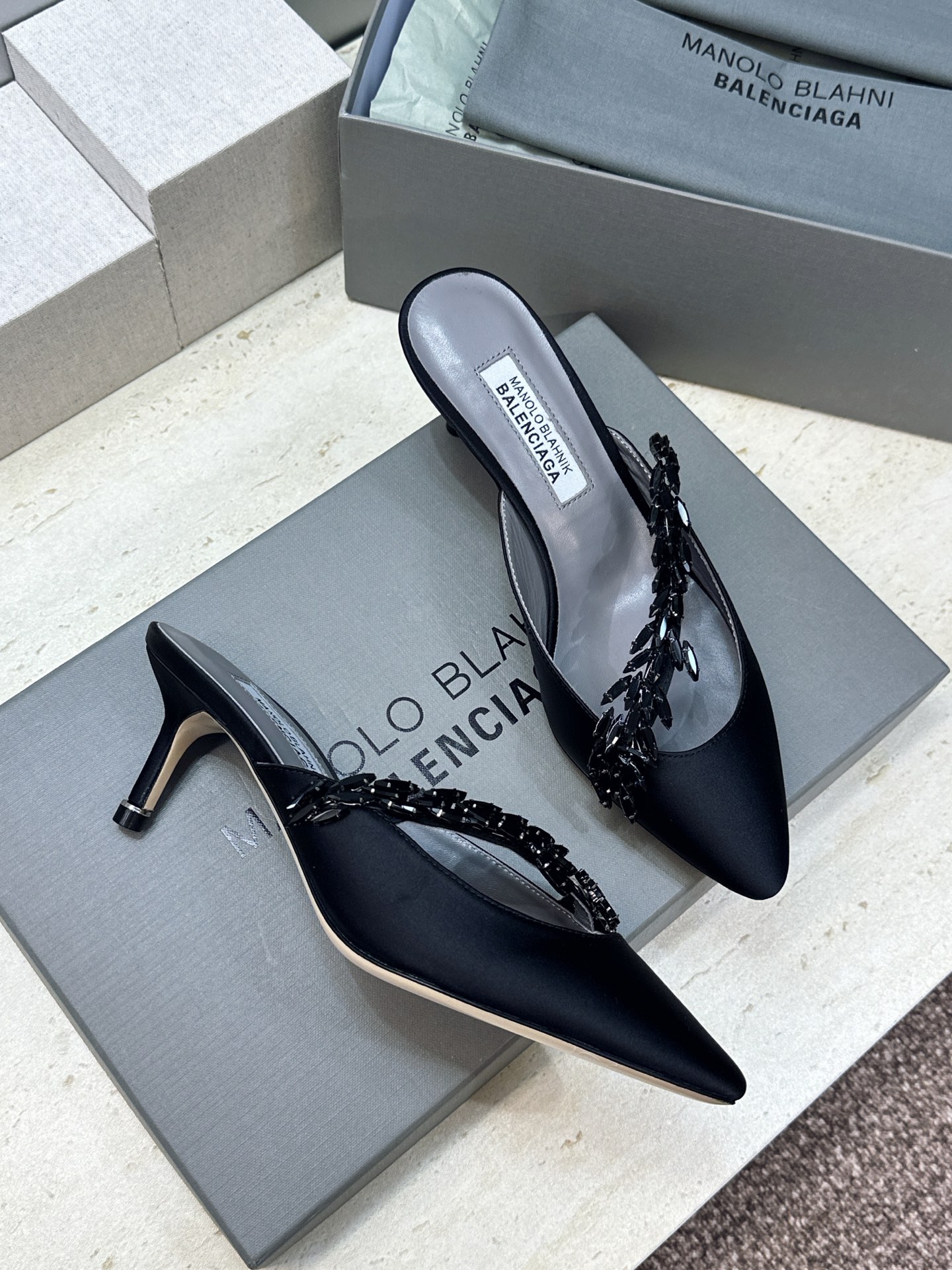 Balenciaga 巴黎世家x MANOLO BLAHNlK 2026春夏联名新款中跟女鞋  MB字母logo尖头水钻