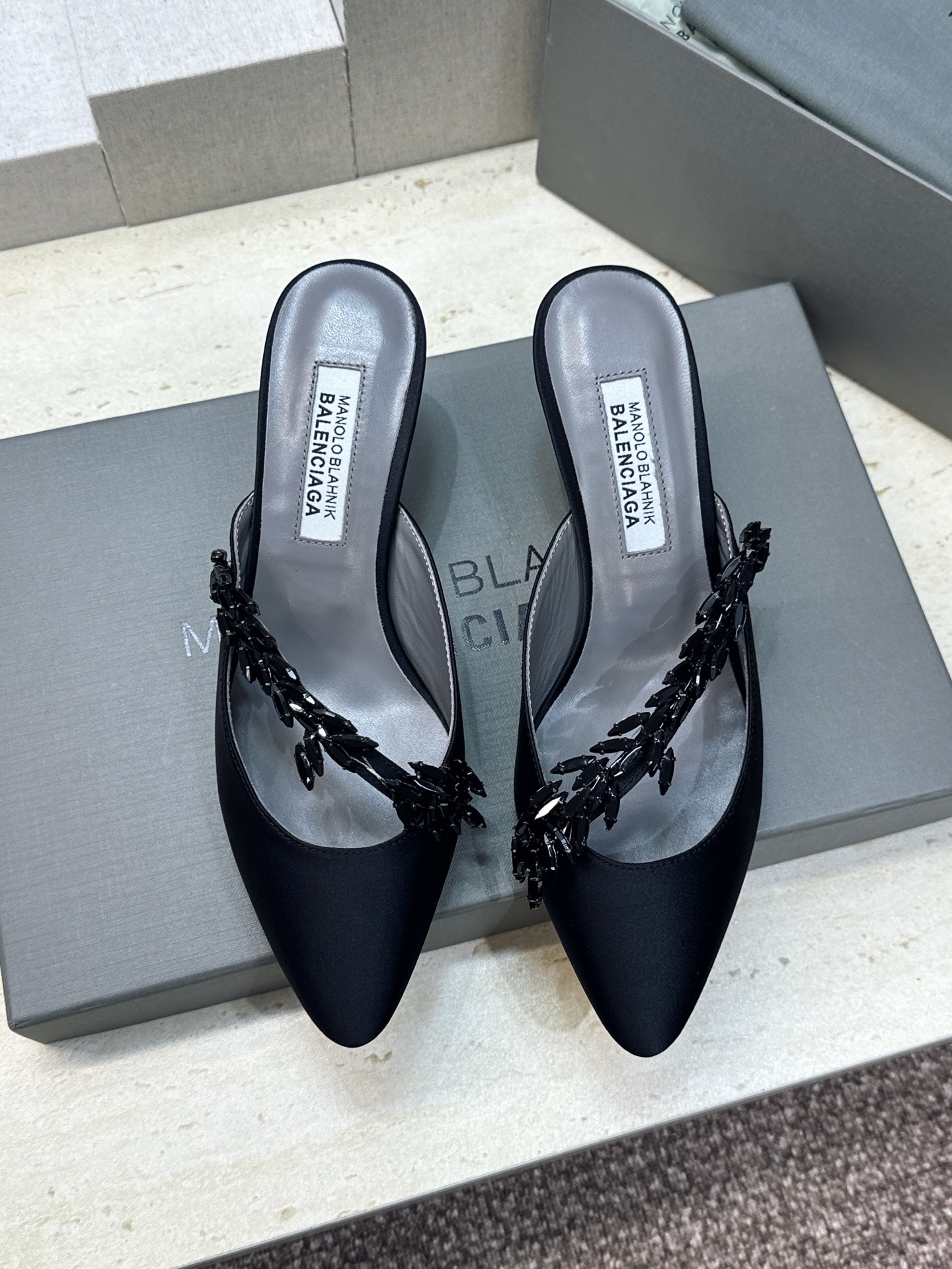 Balenciaga 巴黎世家x MANOLO BLAHNlK 2026春夏联名新款中跟女鞋  MB字母logo尖头水钻