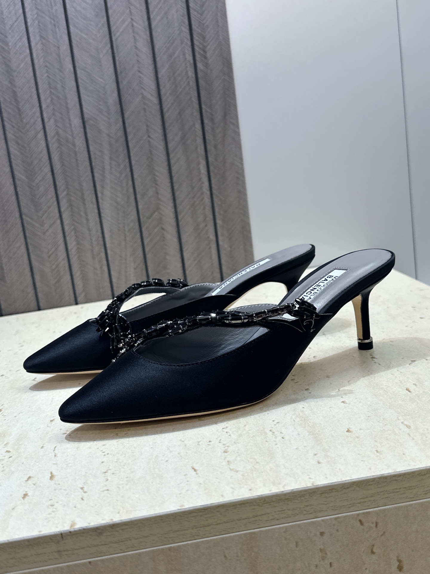Balenciaga 巴黎世家x MANOLO BLAHNlK 2026春夏联名新款中跟女鞋  MB字母logo尖头水钻