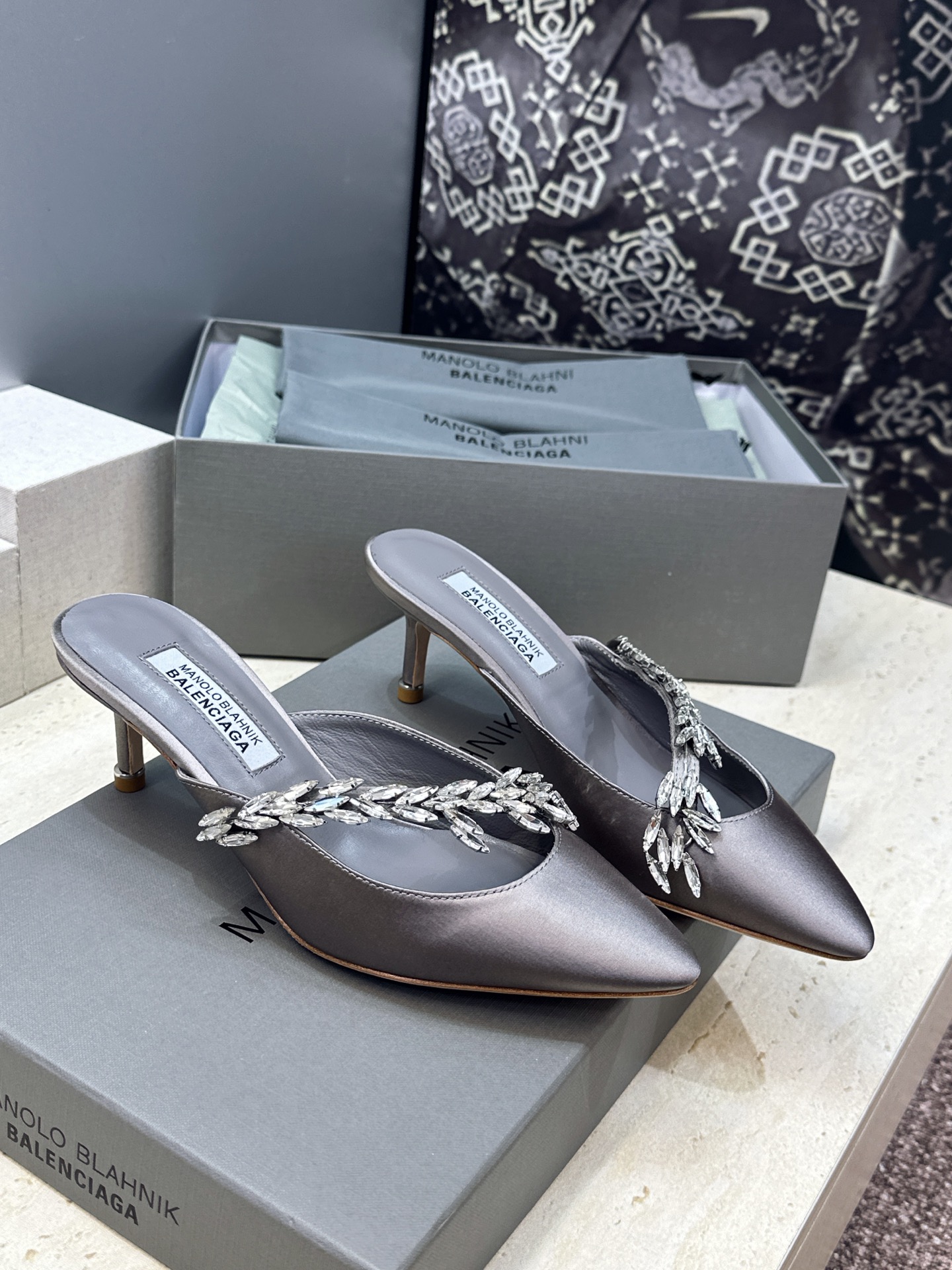 Balenciaga 巴黎世家x MANOLO BLAHNlK 2026春夏联名新款中跟女鞋  MB字母logo尖头水钻