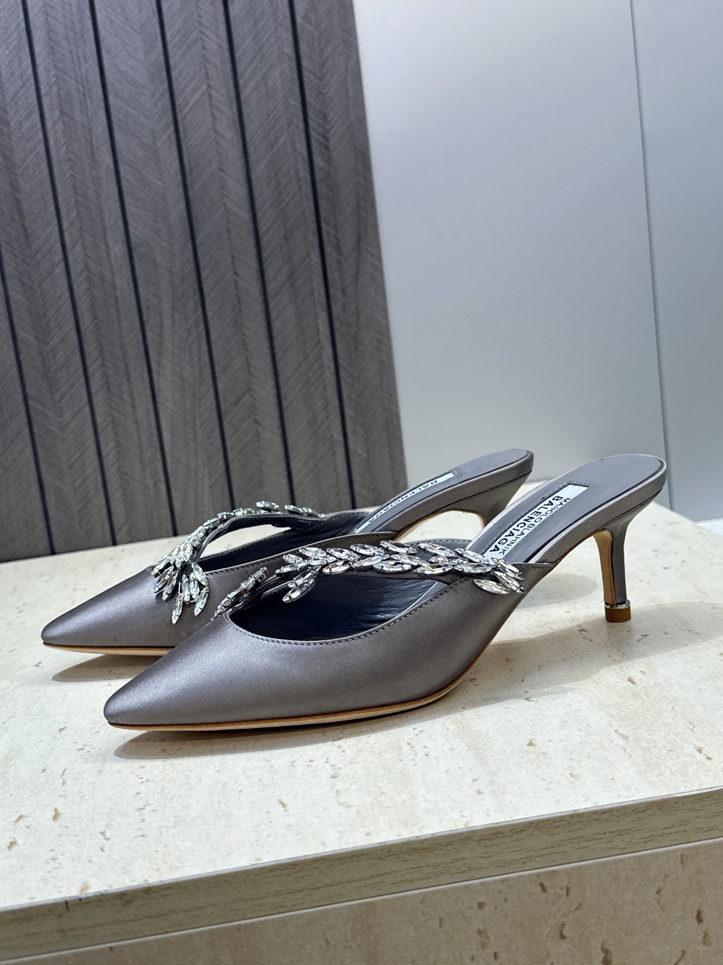 Balenciaga 巴黎世家x MANOLO BLAHNlK 2026春夏联名新款中跟女鞋  MB字母logo尖头水钻