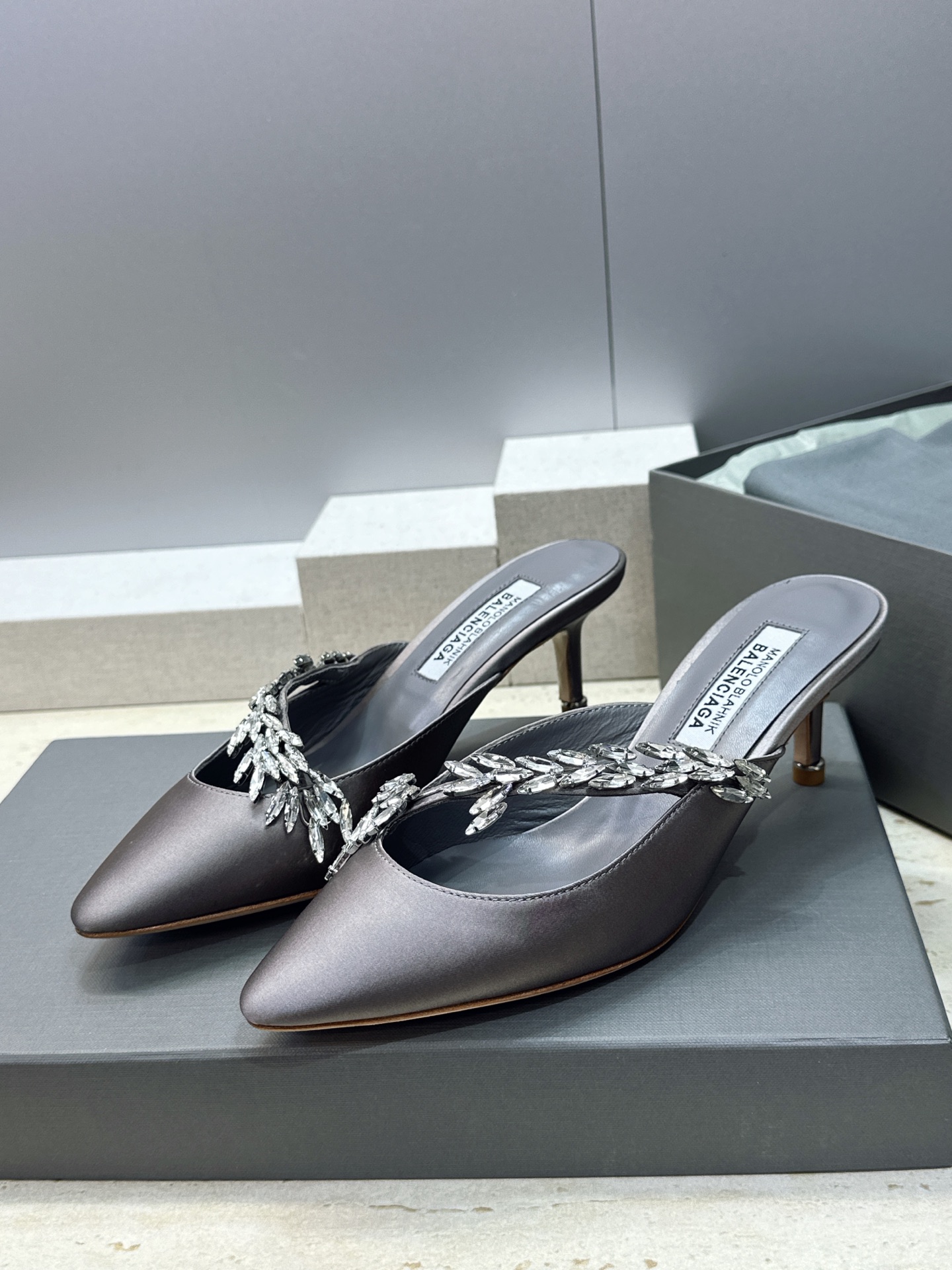 Balenciaga 巴黎世家x MANOLO BLAHNlK 2026春夏联名新款中跟女鞋  MB字母logo尖头水钻