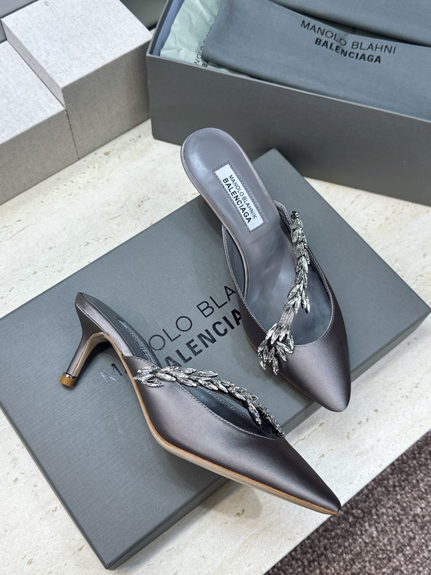 Balenciaga 巴黎世家x MANOLO BLAHNlK 2026春夏联名新款中跟女鞋  MB字母logo尖头水钻