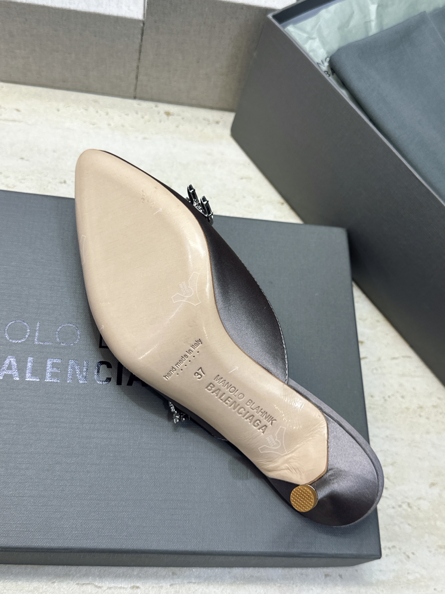 Balenciaga 巴黎世家x MANOLO BLAHNlK 2026春夏联名新款中跟女鞋  MB字母logo尖头水钻