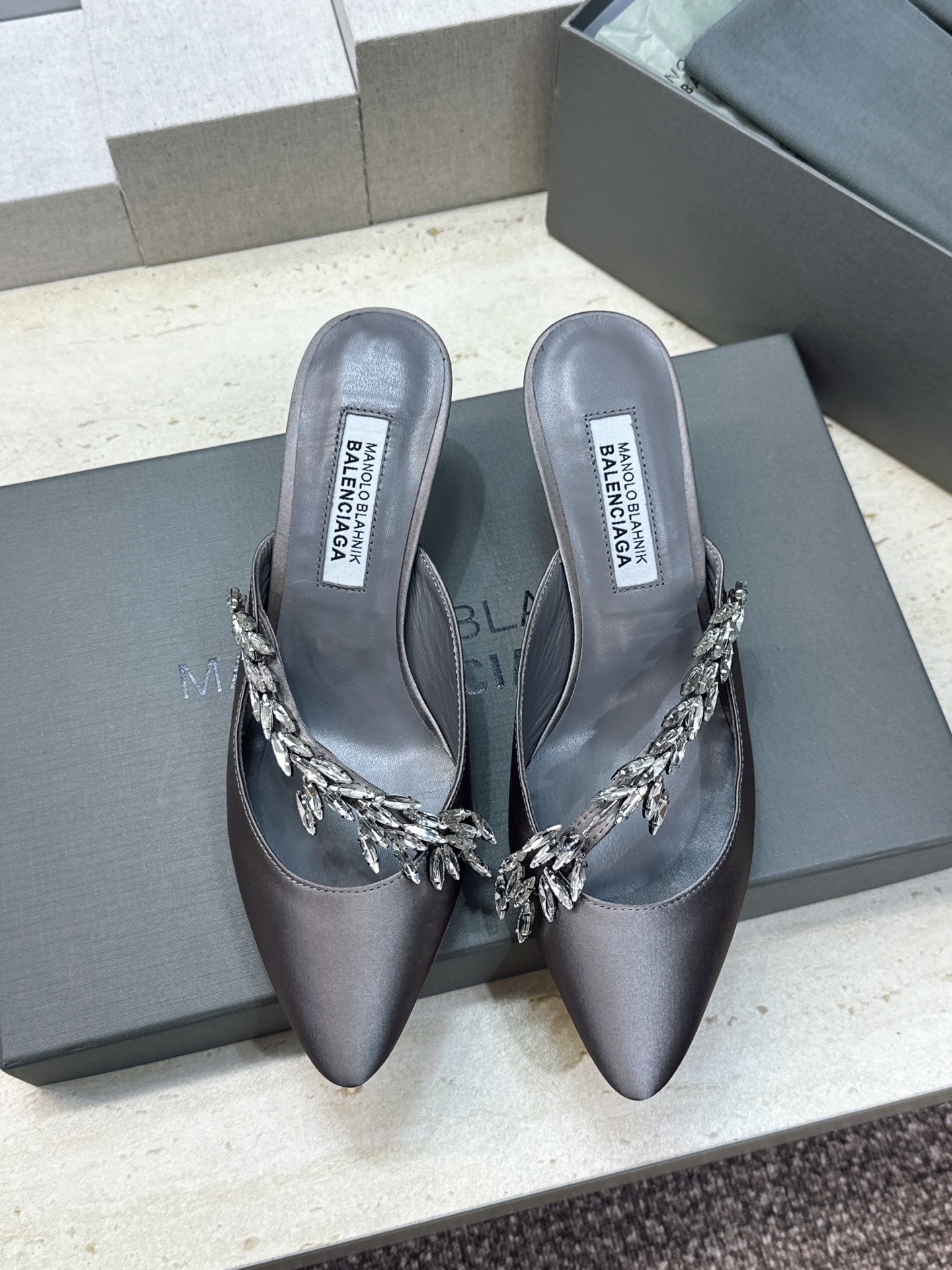 Balenciaga 巴黎世家x MANOLO BLAHNlK 2026春夏联名新款中跟女鞋  MB字母logo尖头水钻