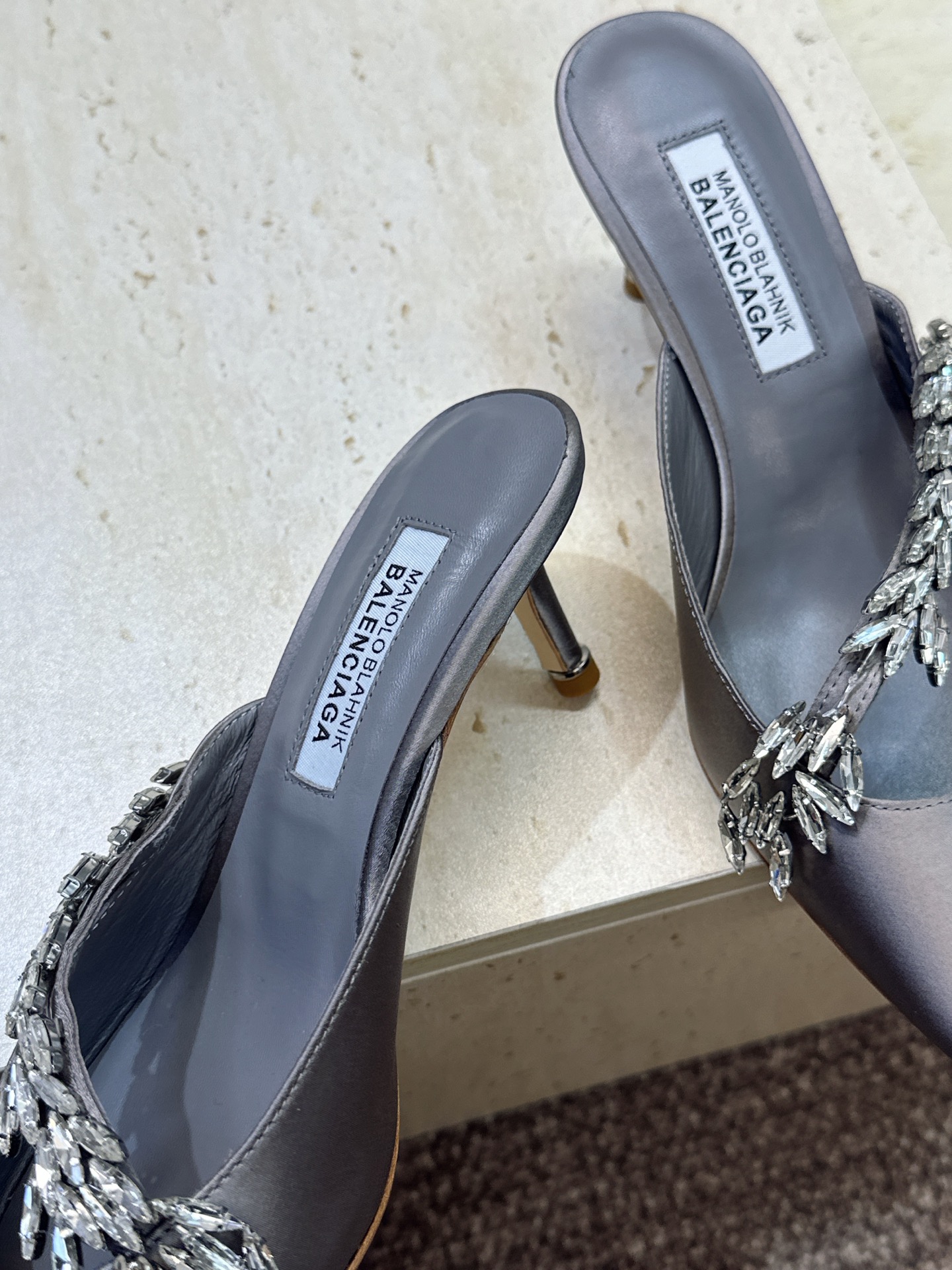 Balenciaga 巴黎世家x MANOLO BLAHNlK 2026春夏联名新款中跟女鞋  MB字母logo尖头水钻