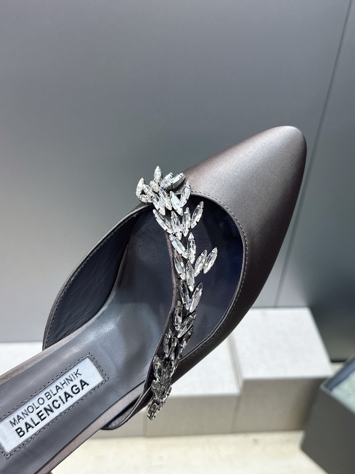 Balenciaga 巴黎世家x MANOLO BLAHNlK 2026春夏联名新款中跟女鞋  MB字母logo尖头水钻