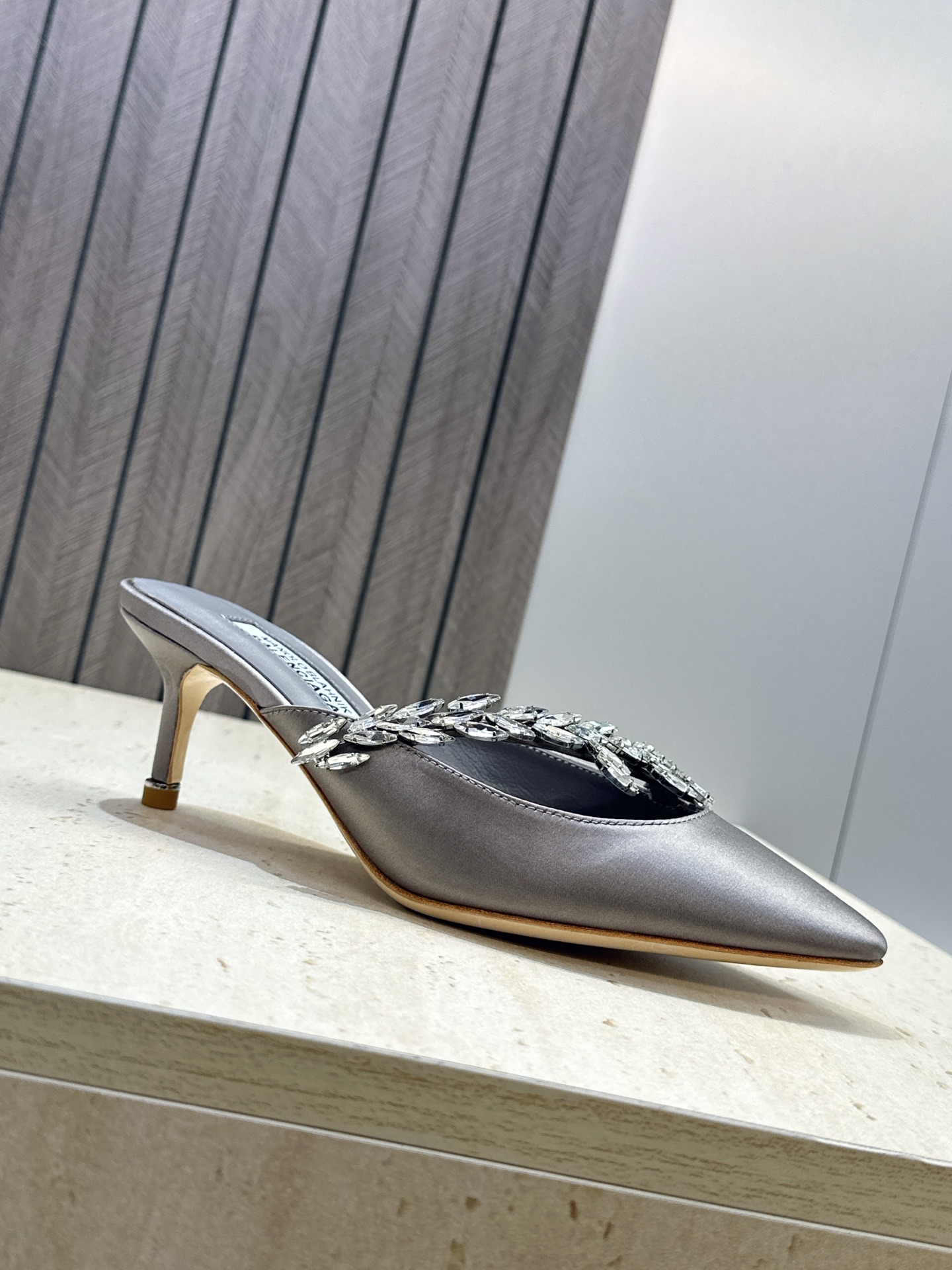 Balenciaga 巴黎世家x MANOLO BLAHNlK 2026春夏联名新款中跟女鞋  MB字母logo尖头水钻