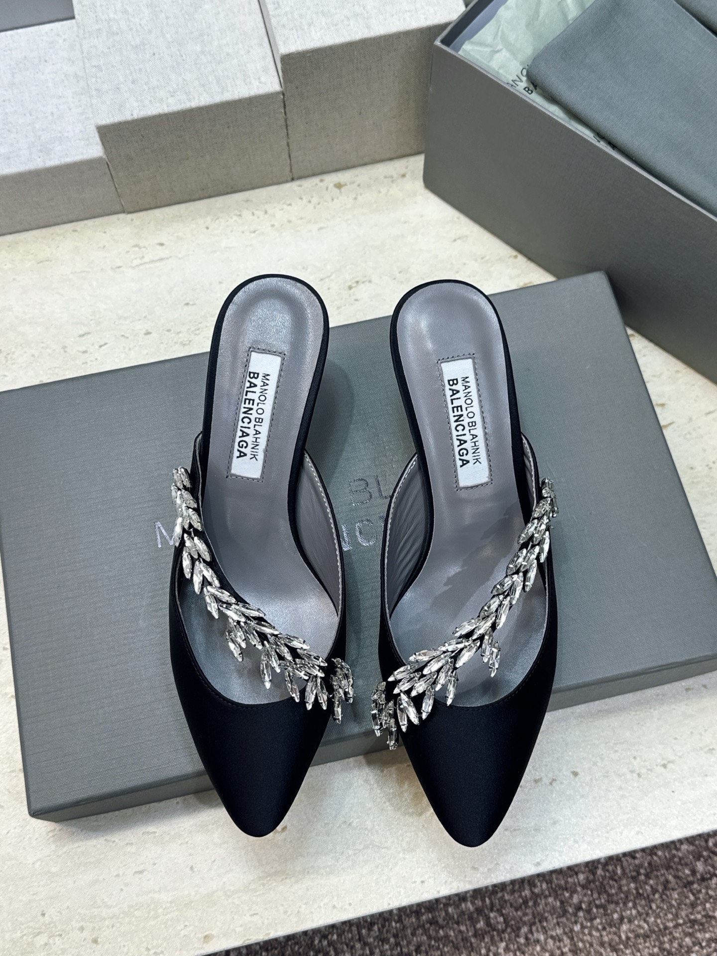 Balenciaga 巴黎世家x MANOLO BLAHNlK 2026春夏联名新款中跟女鞋 MB字母logo尖头水钻 Balenciaga 巴黎世家x MANOLO BLAHNlK 2026春夏联名新款中跟女鞋 MB字母logo尖头水钻