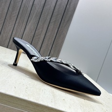 Balenciaga 巴黎世家x MANOLO BLAHNlK 2026春夏联名新款中跟女鞋 MB字母logo尖头水钻 Balenciaga 巴黎世家x MANOLO BLAHNlK 2026春夏联名新款中跟女鞋 MB字母logo尖头水钻