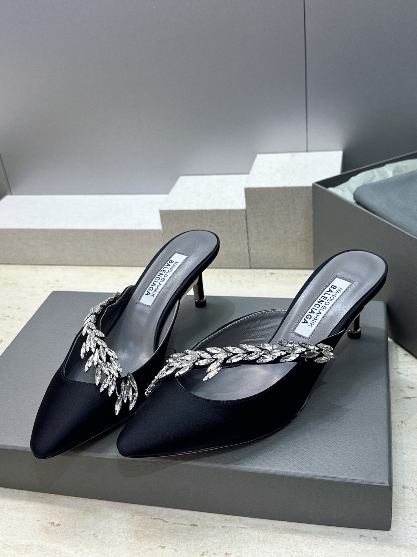 Balenciaga 巴黎世家x MANOLO BLAHNlK 2026春夏联名新款中跟女鞋 MB字母logo尖头水钻 Balenciaga 巴黎世家x MANOLO BLAHNlK 2026春夏联名新款中跟女鞋 MB字母logo尖头水钻