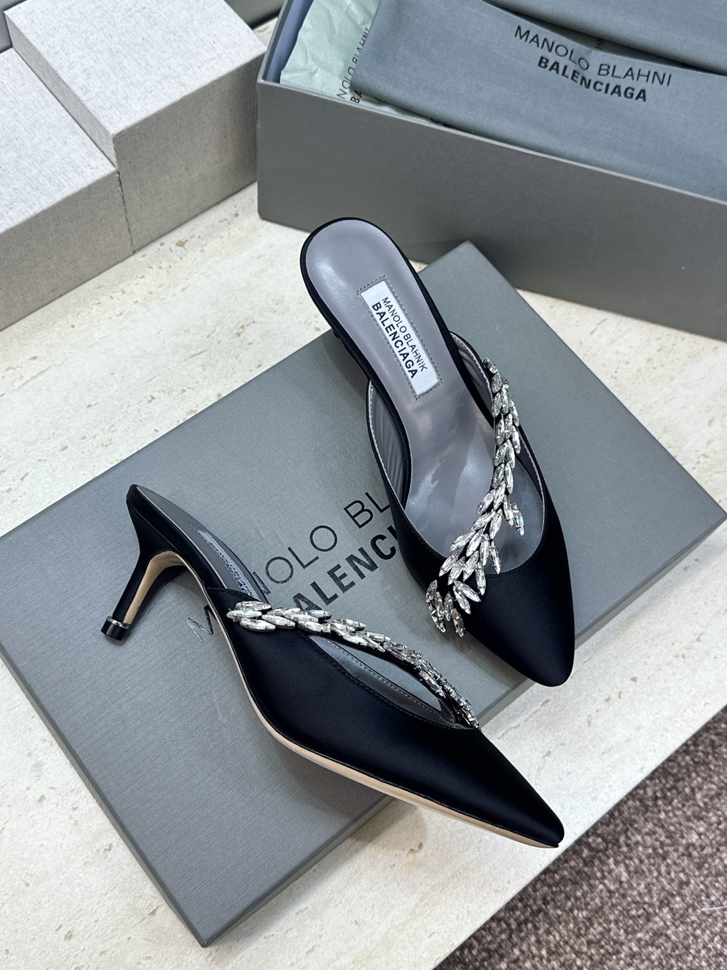 Balenciaga 巴黎世家x MANOLO BLAHNlK 2026春夏联名新款中跟女鞋 MB字母logo尖头水钻 Balenciaga 巴黎世家x MANOLO BLAHNlK 2026春夏联名新款中跟女鞋 MB字母logo尖头水钻