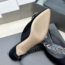 Balenciaga 巴黎世家x MANOLO BLAHNlK 2026春夏联名新款中跟女鞋 MB字母logo尖头水钻 Balenciaga 巴黎世家x MANOLO BLAHNlK 2026春夏联名新款中跟女鞋 MB字母logo尖头水钻