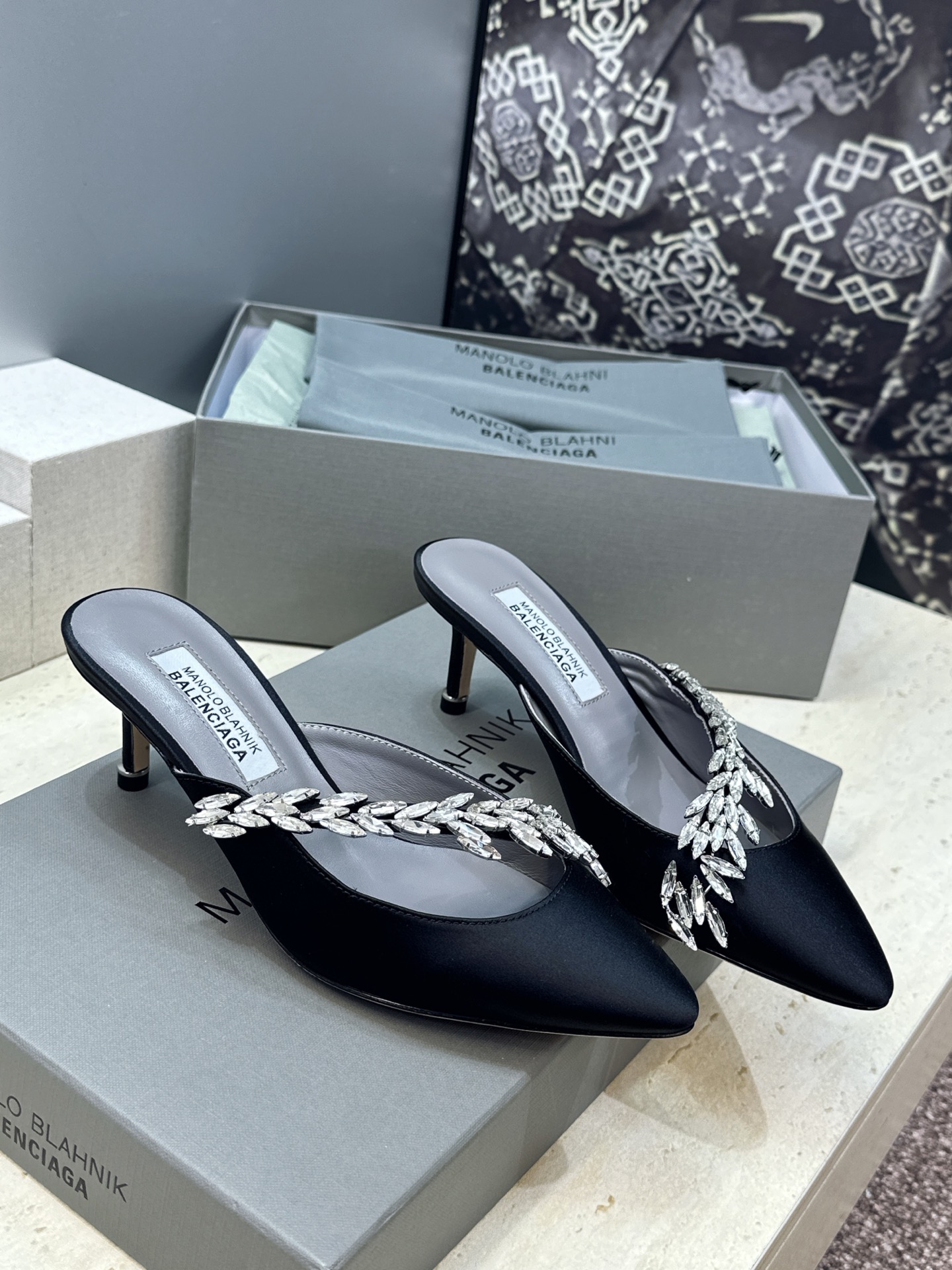 Balenciaga 巴黎世家x MANOLO BLAHNlK 2026春夏联名新款中跟女鞋  MB字母logo尖头水钻