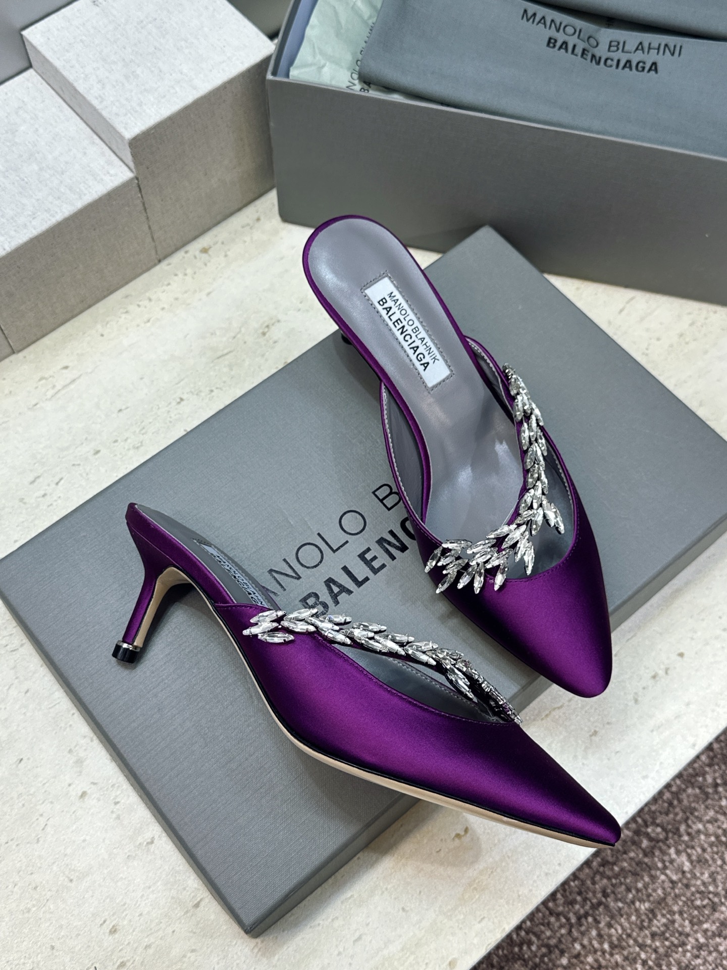 Balenciaga 巴黎世家x MANOLO BLAHNlK 2026春夏联名新款中跟女鞋  MB字母logo尖头水钻
