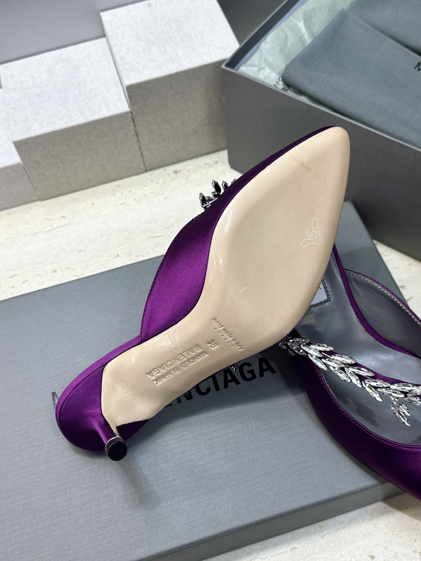Balenciaga 巴黎世家x MANOLO BLAHNlK 2026春夏联名新款中跟女鞋  MB字母logo尖头水钻