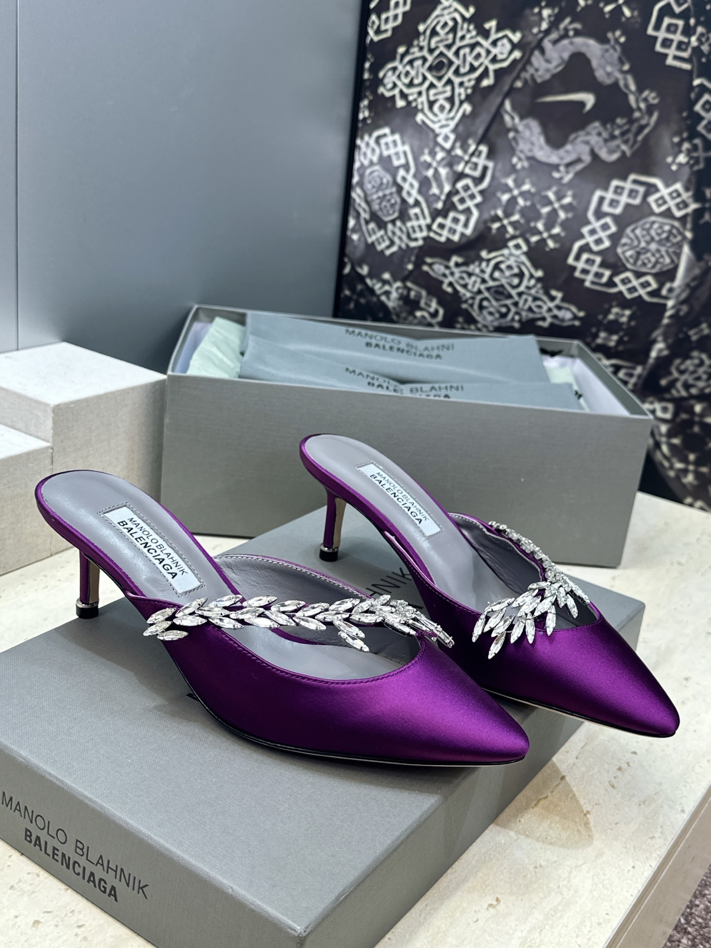 Balenciaga 巴黎世家x MANOLO BLAHNlK 2026春夏联名新款中跟女鞋  MB字母logo尖头水钻