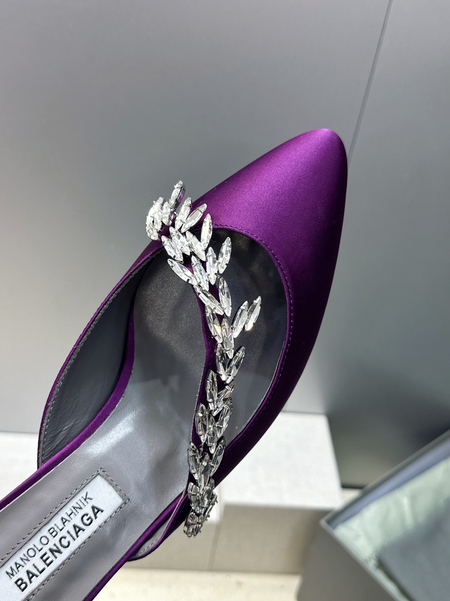 Balenciaga 巴黎世家x MANOLO BLAHNlK 2026春夏联名新款中跟女鞋  MB字母logo尖头水钻