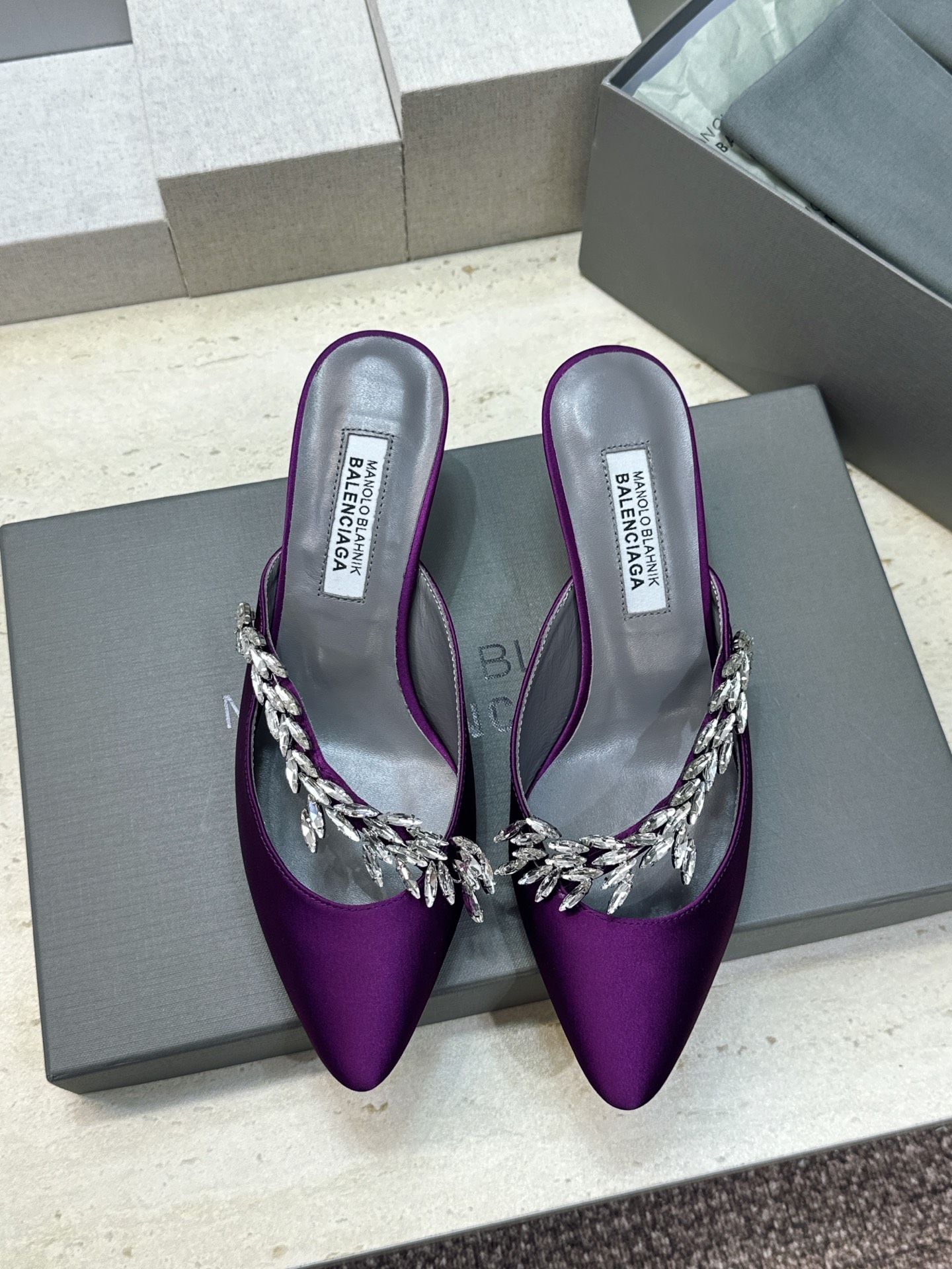 Balenciaga 巴黎世家x MANOLO BLAHNlK 2026春夏联名新款中跟女鞋  MB字母logo尖头水钻