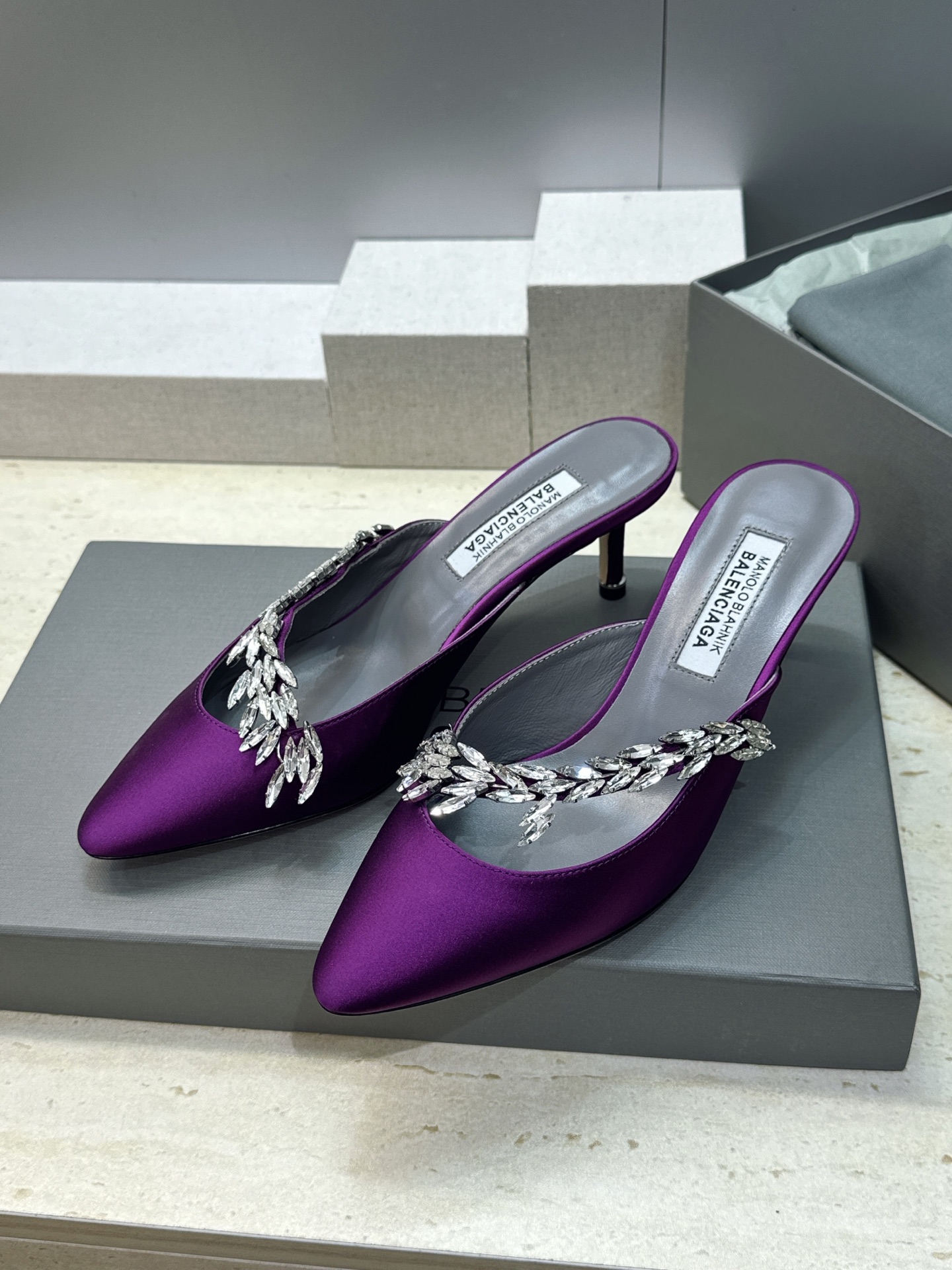 Balenciaga 巴黎世家x MANOLO BLAHNlK 2026春夏联名新款中跟女鞋  MB字母logo尖头水钻