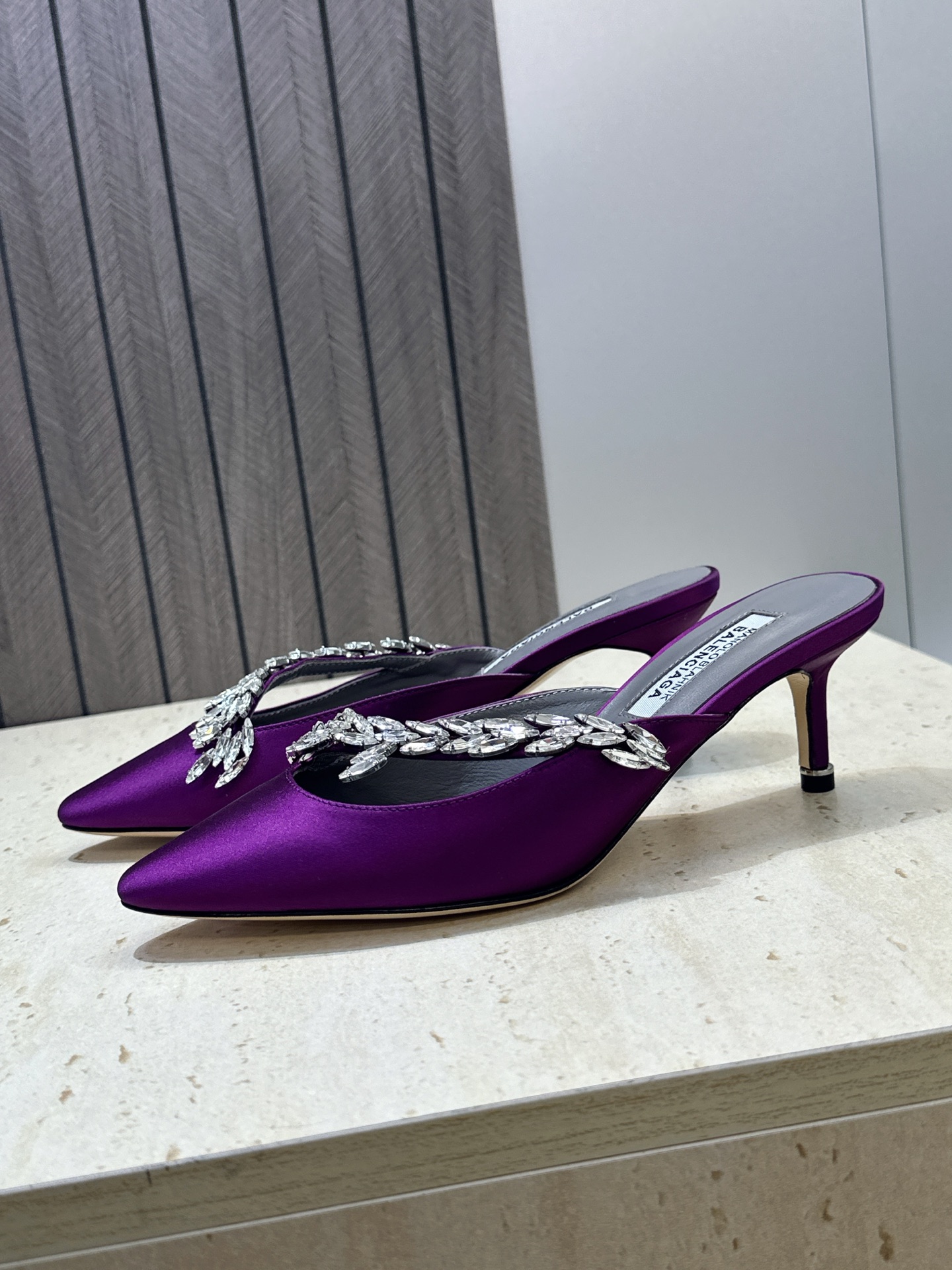 Balenciaga 巴黎世家x MANOLO BLAHNlK 2026春夏联名新款中跟女鞋  MB字母logo尖头水钻