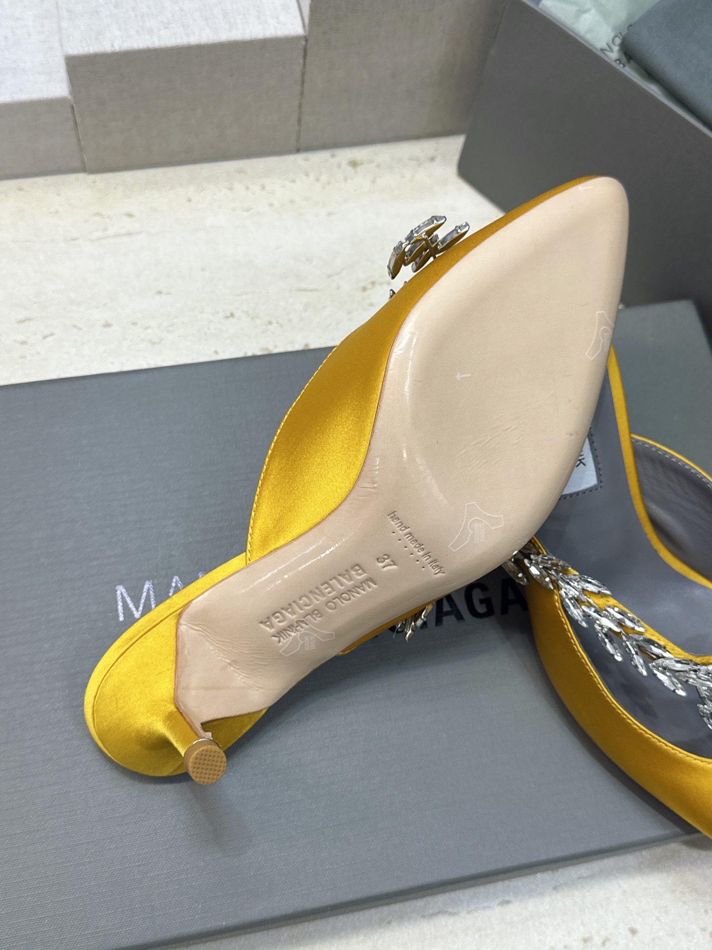 Balenciaga 巴黎世家x MANOLO BLAHNlK 2026春夏联名新款中跟女鞋  MB字母logo尖头水钻