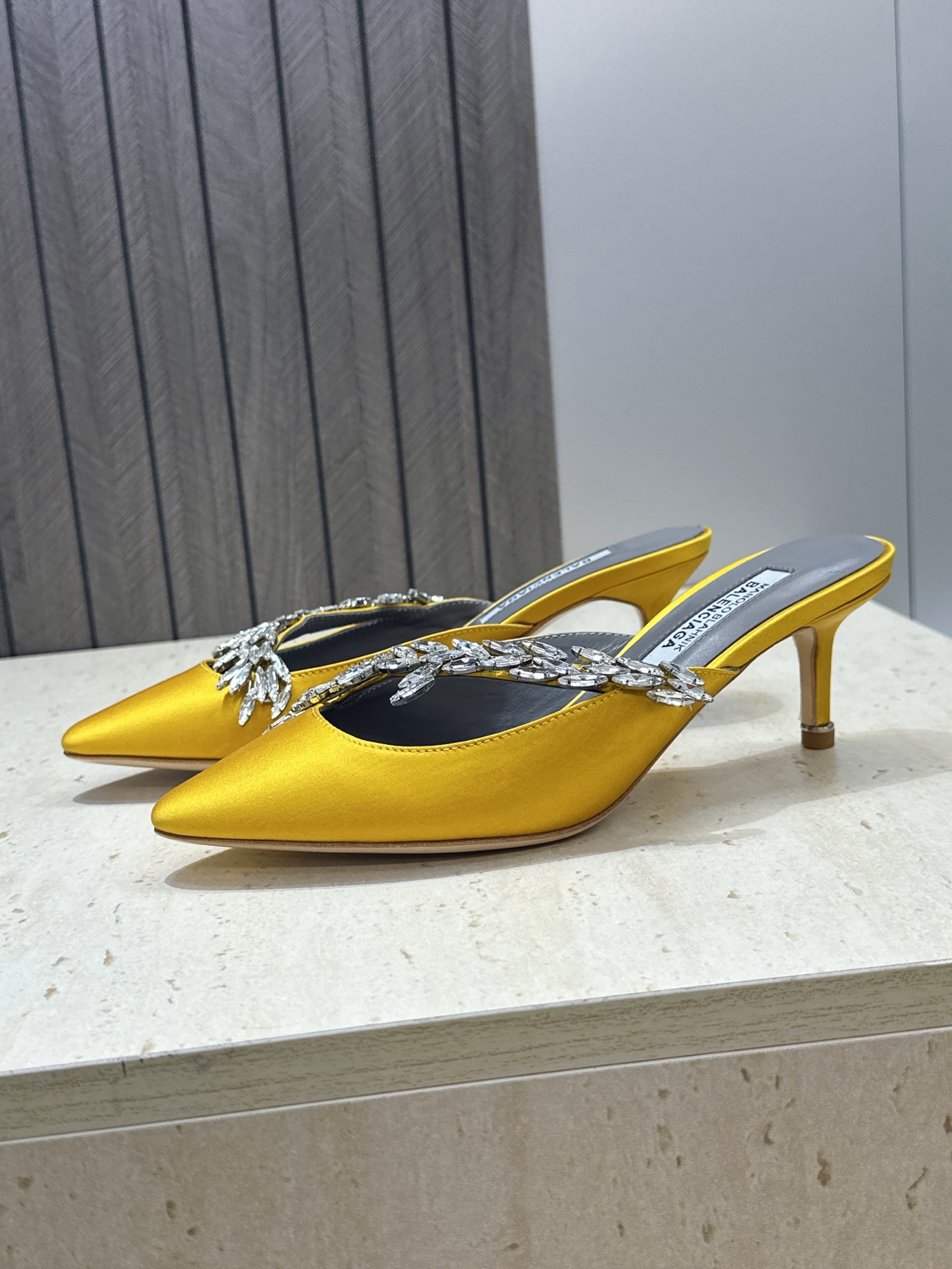 Balenciaga 巴黎世家x MANOLO BLAHNlK 2026春夏联名新款中跟女鞋  MB字母logo尖头水钻
