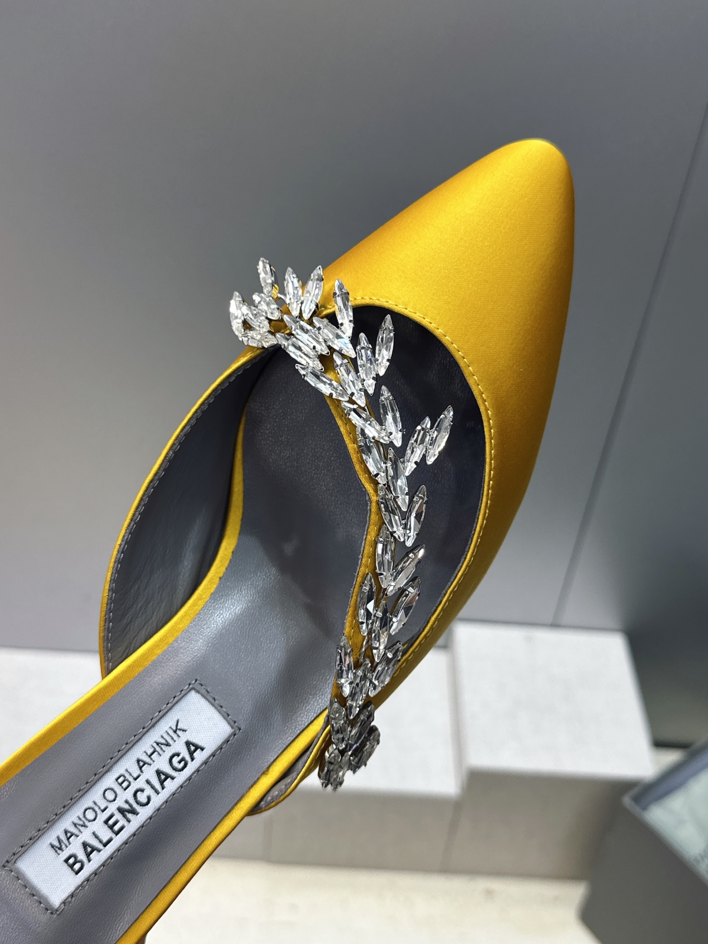 Balenciaga 巴黎世家x MANOLO BLAHNlK 2026春夏联名新款中跟女鞋  MB字母logo尖头水钻