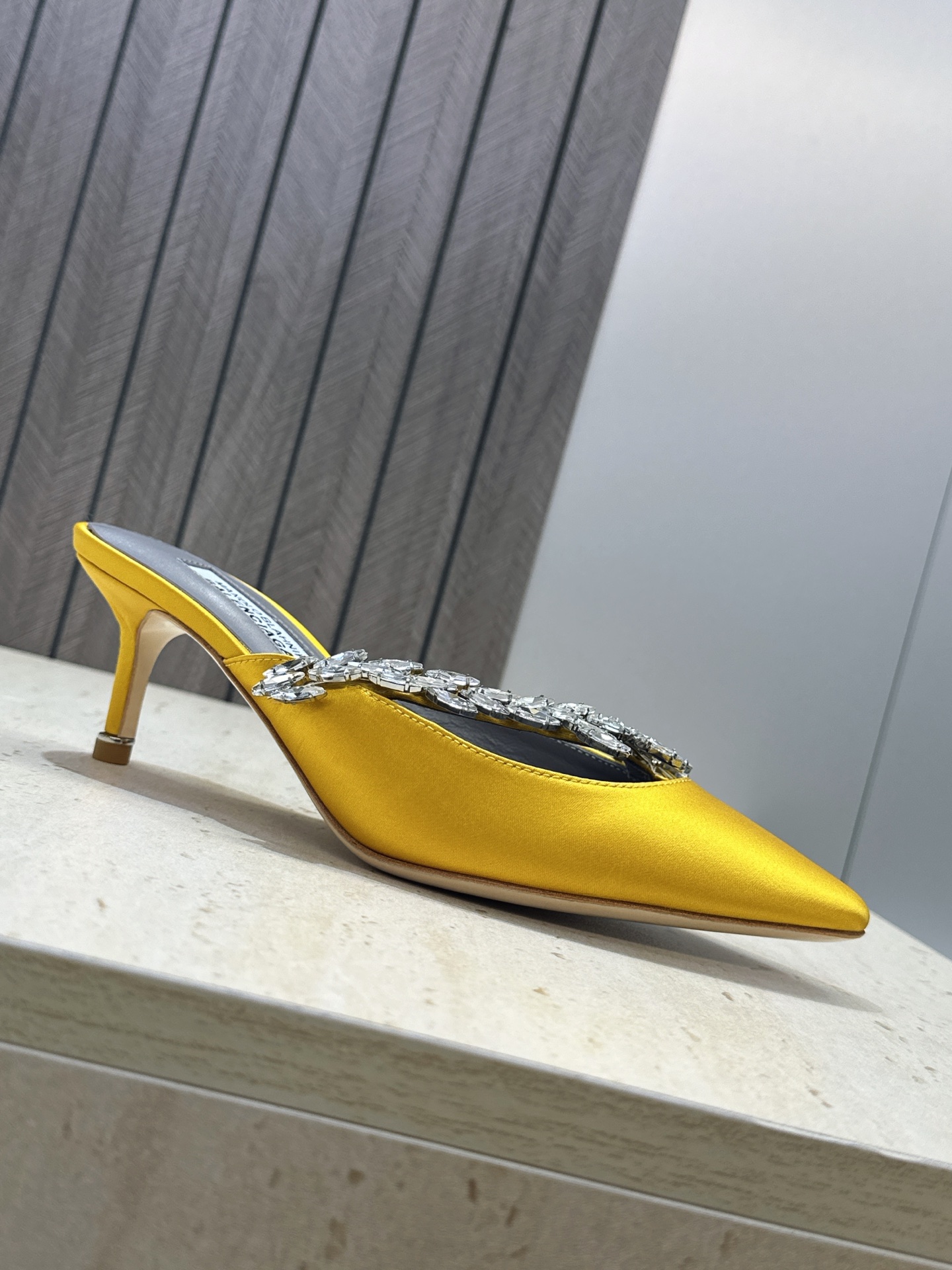 Balenciaga 巴黎世家x MANOLO BLAHNlK 2026春夏联名新款中跟女鞋  MB字母logo尖头水钻