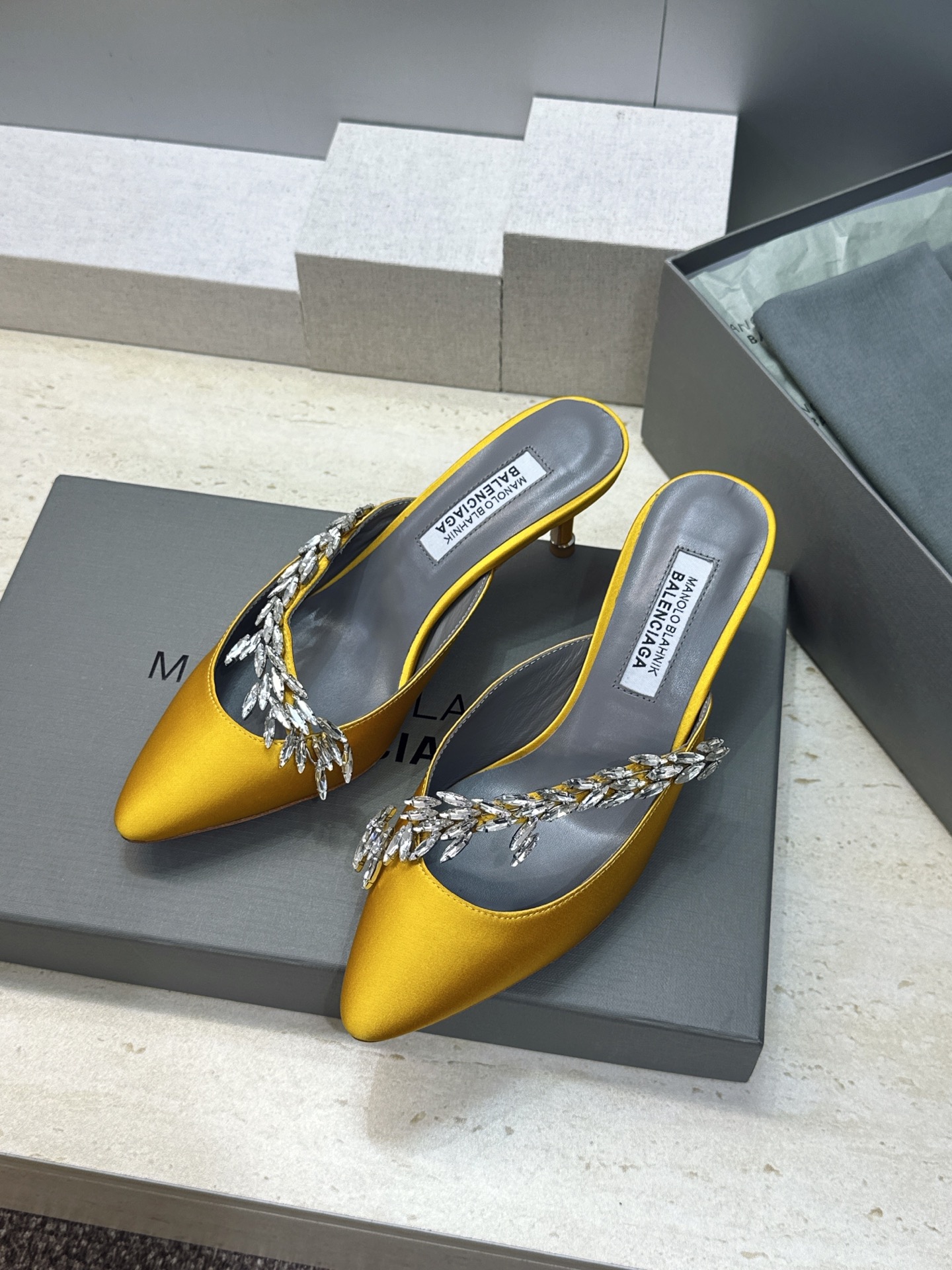 Balenciaga 巴黎世家x MANOLO BLAHNlK 2026春夏联名新款中跟女鞋  MB字母logo尖头水钻