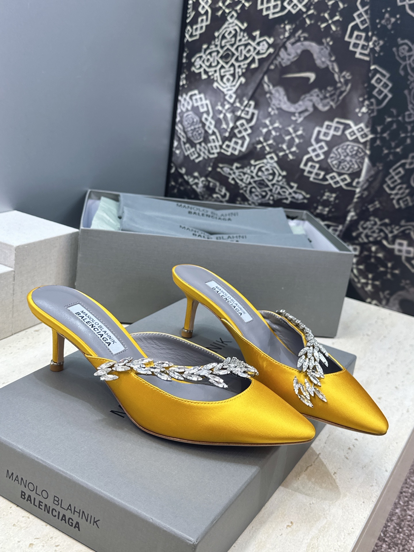 Balenciaga 巴黎世家x MANOLO BLAHNlK 2026春夏联名新款中跟女鞋  MB字母logo尖头水钻
